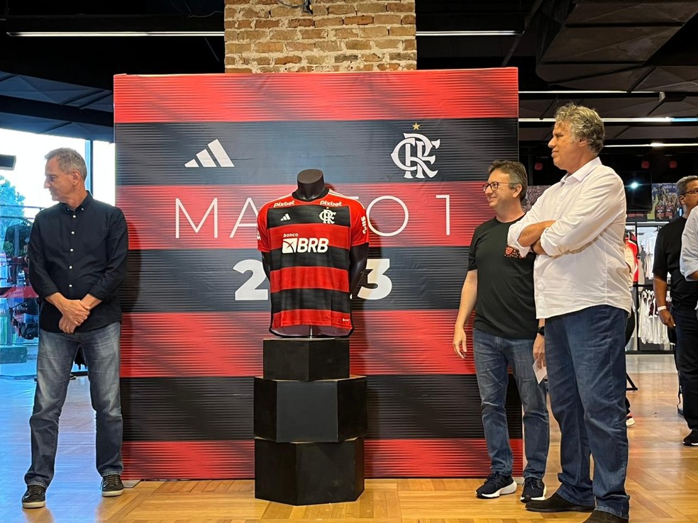 Rodolfo Landim, Daniel Bonvini e Gustavo Oliveira em lan&ccedil;amento da camisa do Flamengo na loja oficial dentro da G&aacute;vea &mdash; Foto: Thayuan Leiras