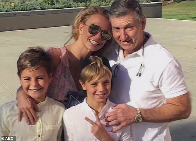 Britney com pai e filhos (Foto: ABC)