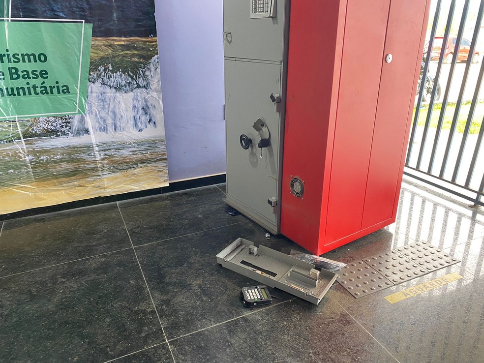 Criminosos não conseguiram acessar o cofre da caixa eletrônica  — Foto: Bruno Vinicius/Rede Amazônica Acre 