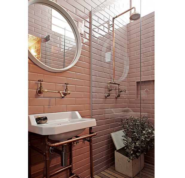 Banheiro idealizado pelo designer Marcelo Rosenbaum, com revestimento Liverpool Flamingo, da Portobello: um tom de nude mais forte (Foto: Victor Affaro/Editora Globo)