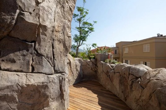 Arquiteto francês constroi casa com piscina dentro de rocha em Mônaco (Foto: Divulgação)