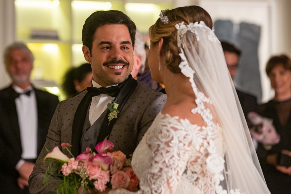 Abel (Pedro Carvalho) fica encantado com Britney (Glamour Garcia) vestida de noiva, em 'A Dona do Pedaço' — Foto: Artur Meninea/Gshow