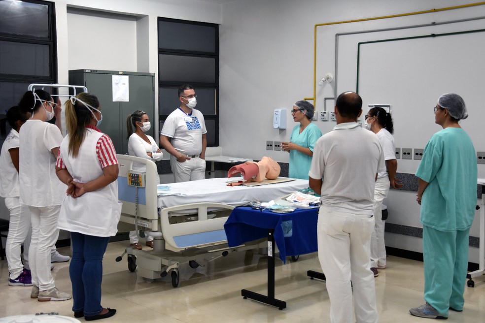 Profissionais passam por treinamento sobre atendimento de pacientes com Covid-19 no HC-UFTM — Foto: João Pedro Vicente/HC-UFTM