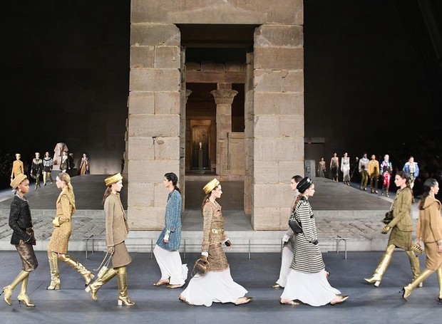 Chanel desfila em cenário egípcio no Metropolitan Museum of Art  (Foto: Reprodução/ Instagram )