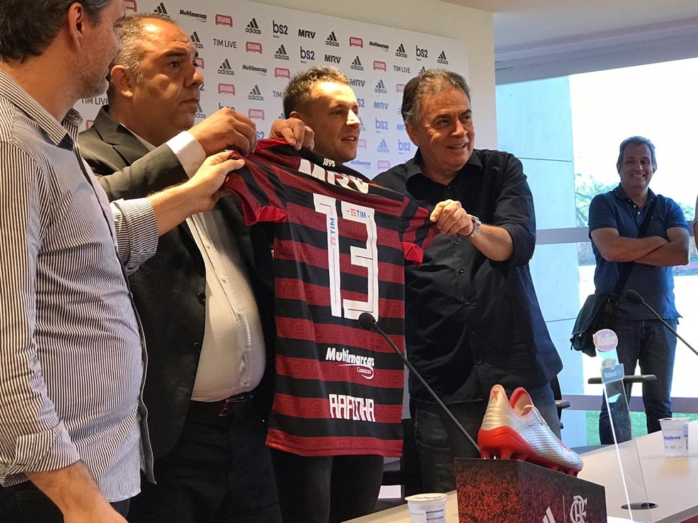 Rafinha recebeu a camisa 13 do Flamengo — Foto: Cahê Mota