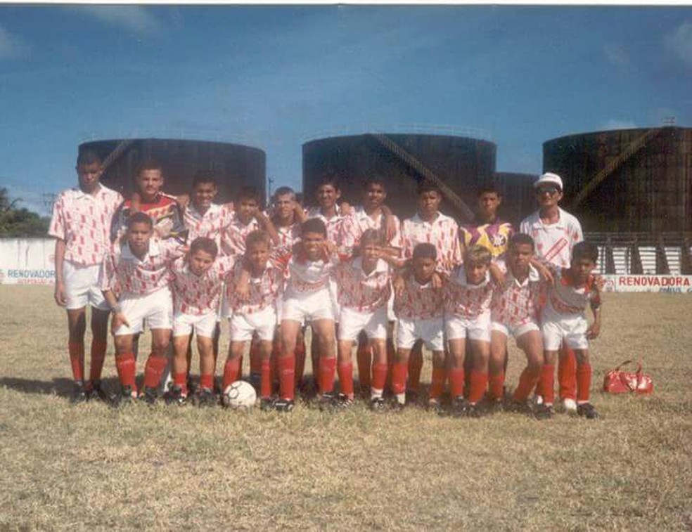 Pepe (quarto agachado, da esq. para dir.) comandado por Guilherme (boné) — Foto: Arquivo Pessoal / Júnior Bicudo