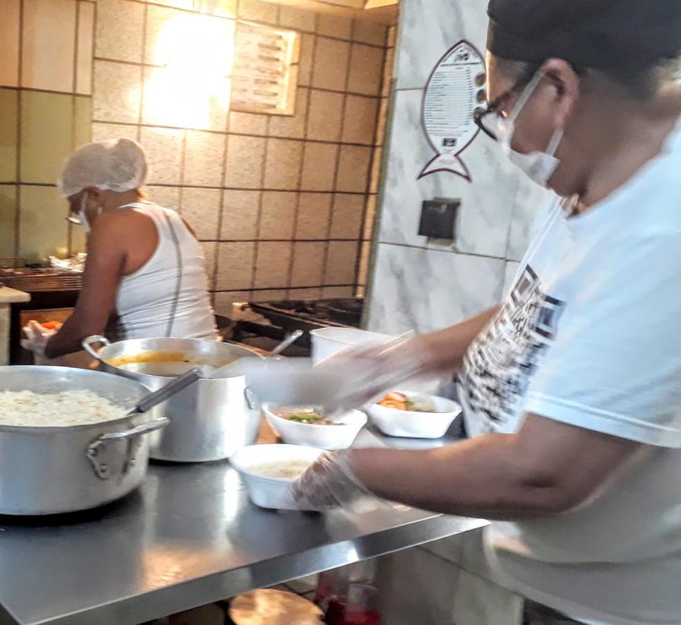 Campanha prepara refeições para moradores de rua da Vila de Ponta Negra — Foto: Cedida