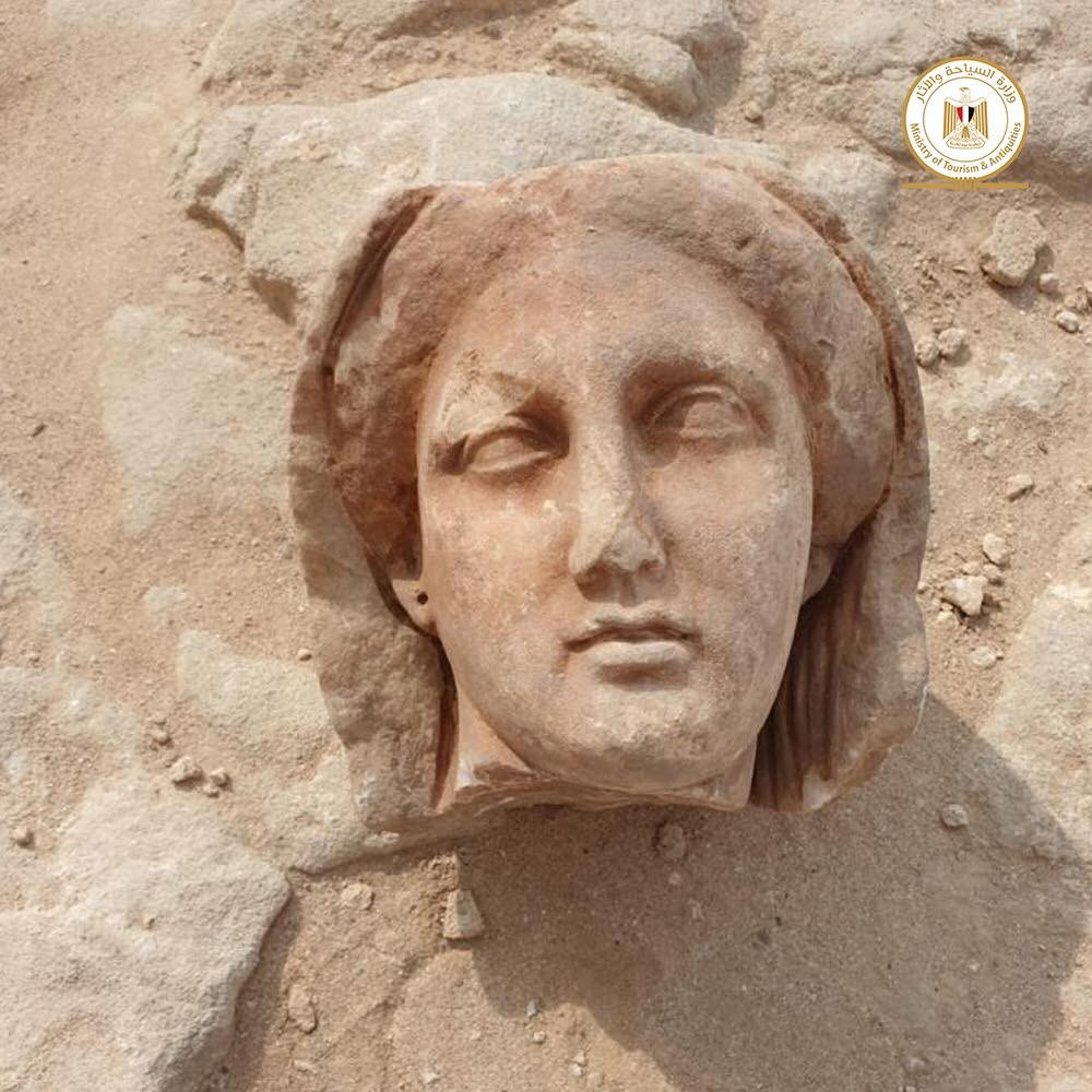 Estátua de um dos mortos achada durante as escavações (Foto: Ministry of Tourism and Antiquities|وزارة السياحة والآثار)