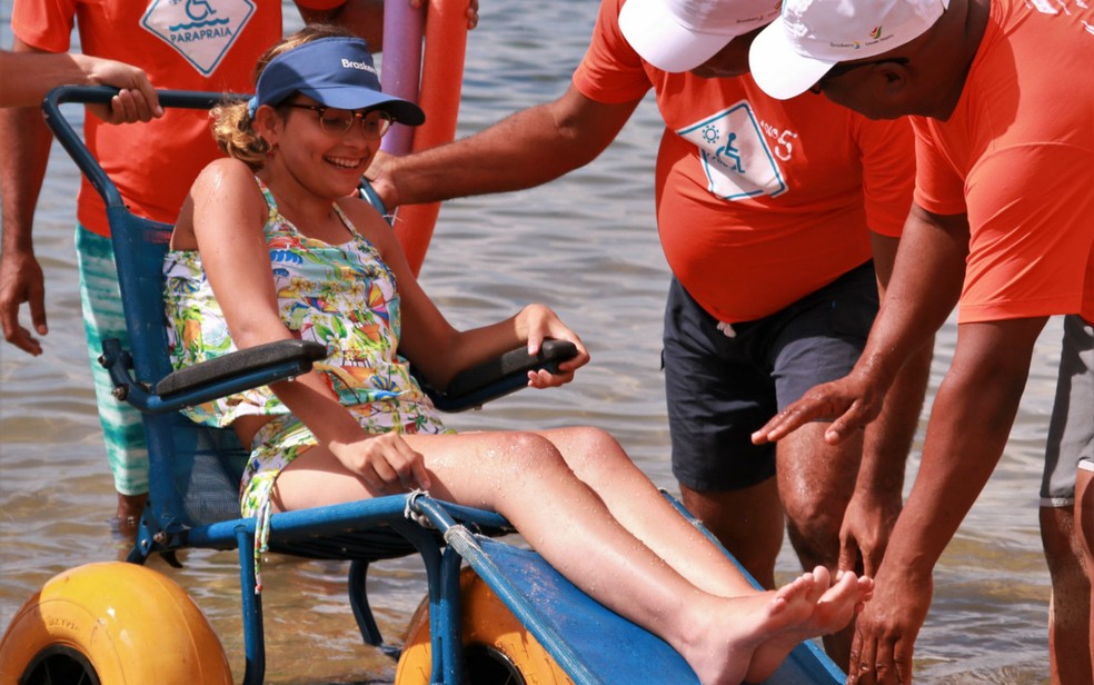 Deficientes físicos e pessoas com mobilidade reduzida têm banho de mar assistido em Salvador — Foto: Divulgação/Assessoria