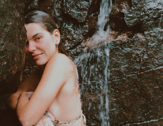 Mariana Goldfarb curte cachoeira (Foto: Reprodução)