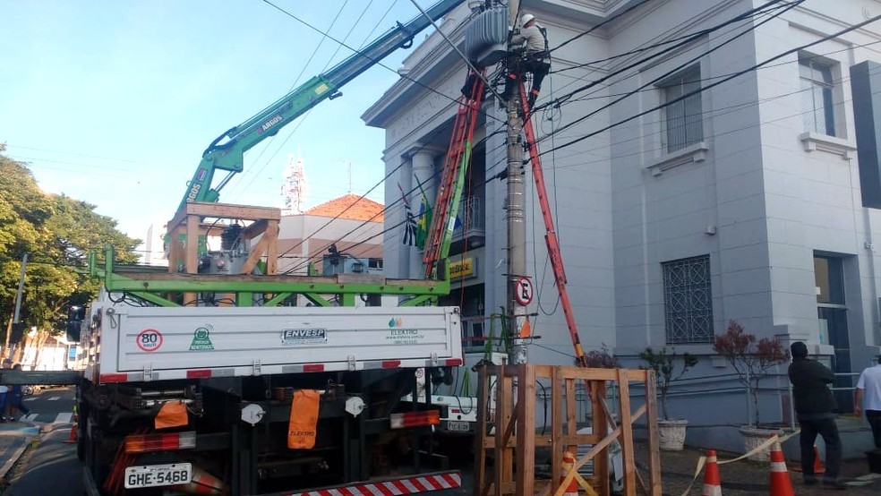 Transformador é trocado em poste em frente a uma das agências bancárias (Foto: Joice Starke/EPTV)