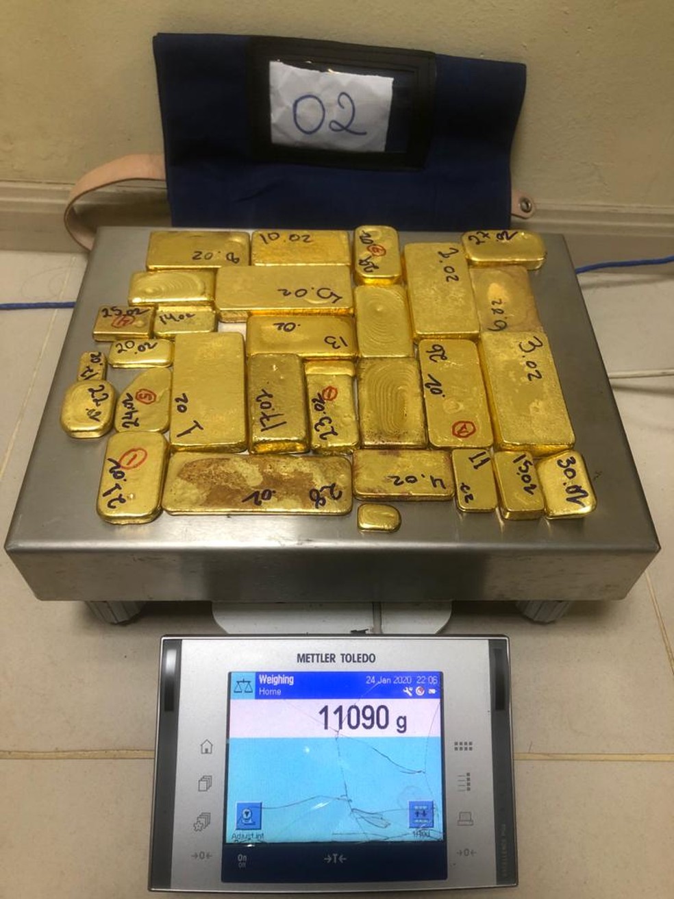 Homens são presos no aeroporto de Manaus com barras de ouro sem provação de origem — Foto: Polícia Federal/Dibulgação