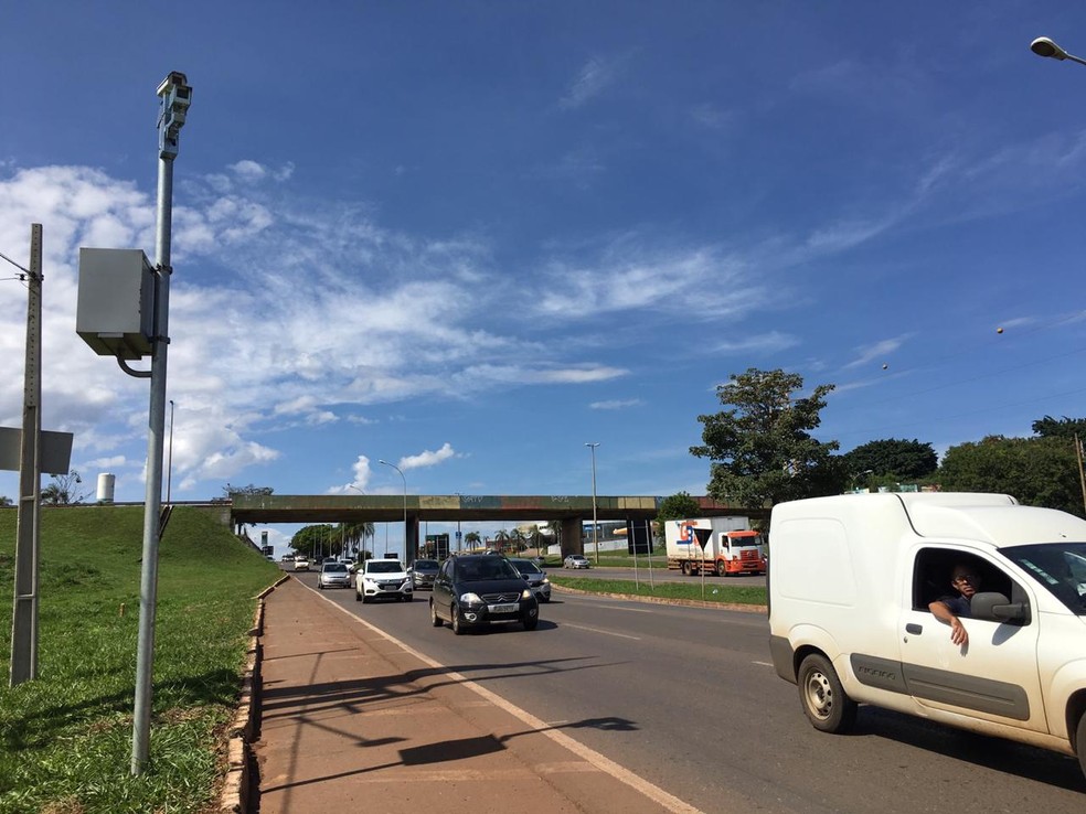 O pardal campeÃ£o de multas em rodovias do DF em 2018 fica na marginal da Epia, na altura da CandangolÃ¢ndia â Foto: Gabriel Luiz / G1 DF