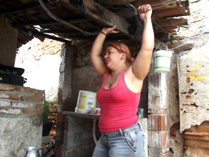 Robéria Danielle Dantas há dois anos só toma banho de cuia (Foto: Anderson Barbosa/G1)