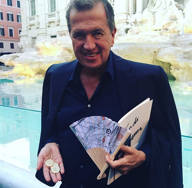 Mario Testino, about to make a wish by tossing three coins in the fountain (Foto: @SuzyMenkesVogue)