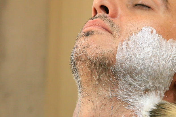 Editor da GQ Piti Vieira testando produtos para o barbear (Foto: Daphne Ruivo)