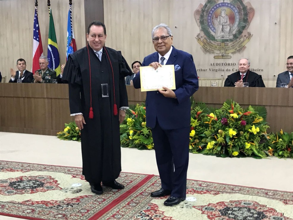 Amazonino recebeu diploma das mãos de desembargador Yedo Simões (Foto: Patrick Marques/ G1 AM)