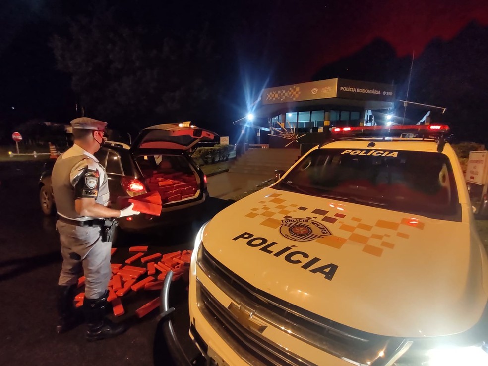 695 tabletes de maconha foram apreendidos após vistoria — Foto: Divulgação /Polícia Militar Rodoviária