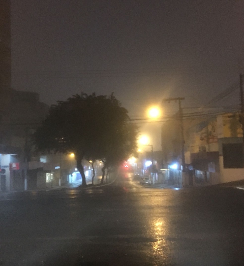 ChapecÃ³ teve neblina em boa parte do dia (Foto: Eduardo FlorÃ£o)