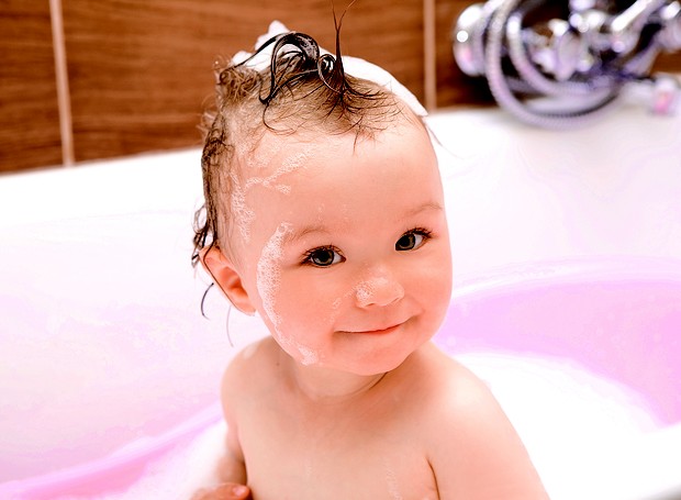 menina; banho; xampu (Foto: Shutterstock)