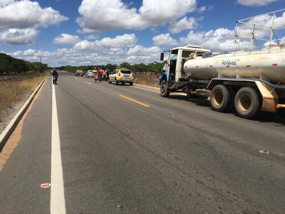 Motociclista morre após colidir em caminhão pipa em Serra do Mel — Foto: DPRE