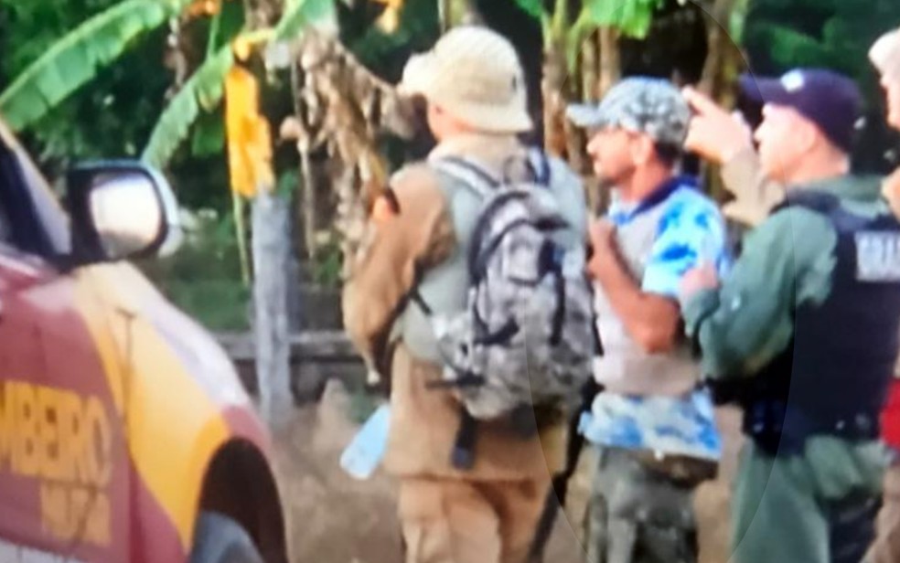 Informante usa colete à prova de balas e ajuda nas buscas a Lázaro Barbosa, em Cocalzinho de Goiás — Foto: Bartolomeu Silva/TV Globo