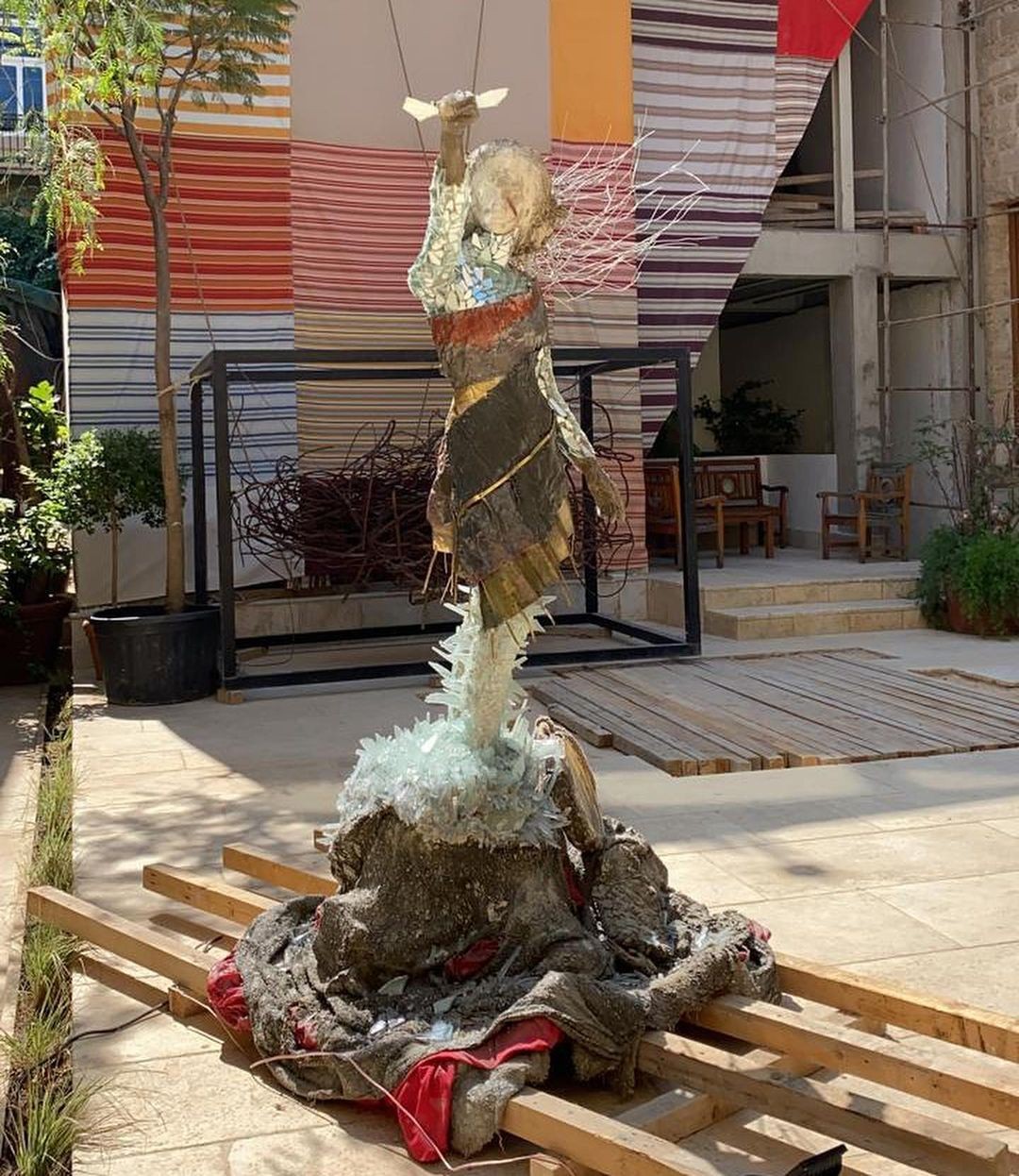 Libanesa cria estátua feita de cacos de vidro e entulho da explosão do porto de Beirute (Foto: reprodução/instagram)