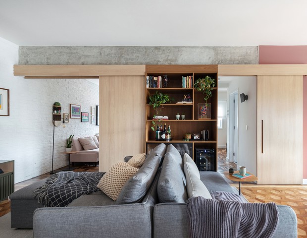 92 m² com piso de taco, concreto aparente e décor colorido (Foto: Maura Mello )