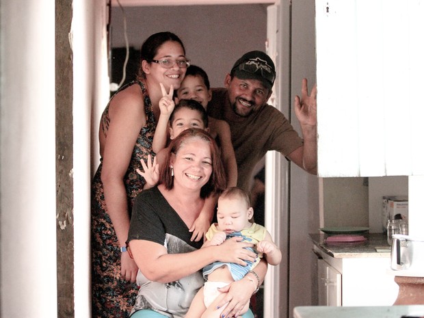 Condições financeiras não são as melhores, mas não falta amor na casa de Davi Henrique (Foto: Marlon Costa/Pernambuco Press)