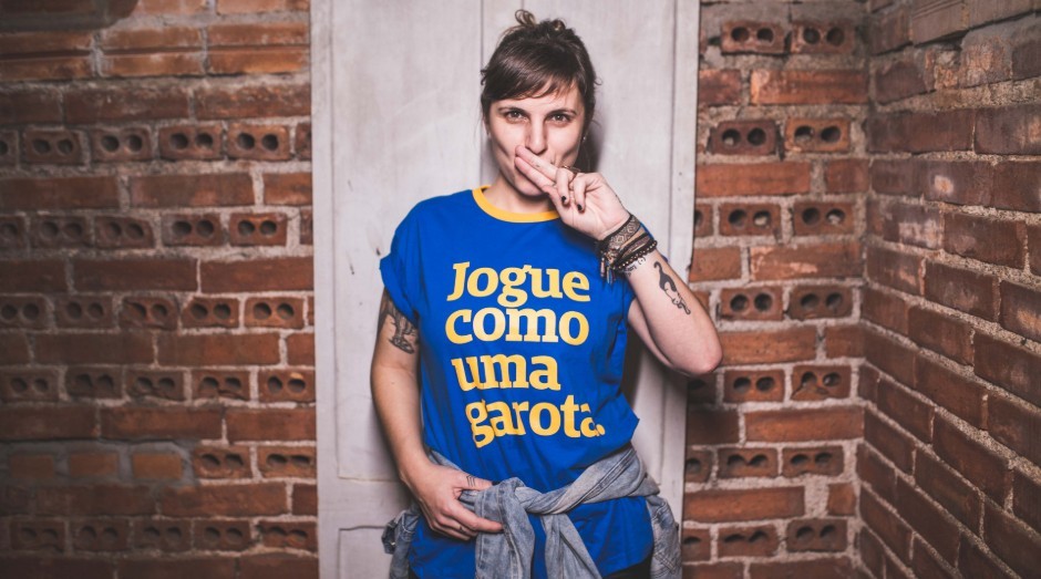 Empreendedora faz sucesso com camisetas com frases feministas