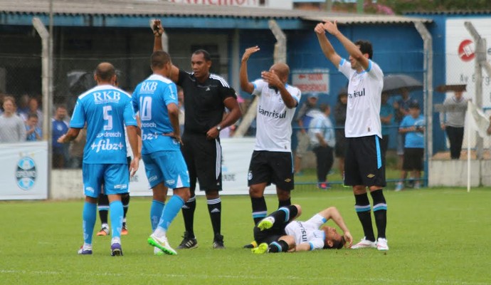 Ramiro sofre lesão em amistoso do Grêmio e pode ficar até um mês fora