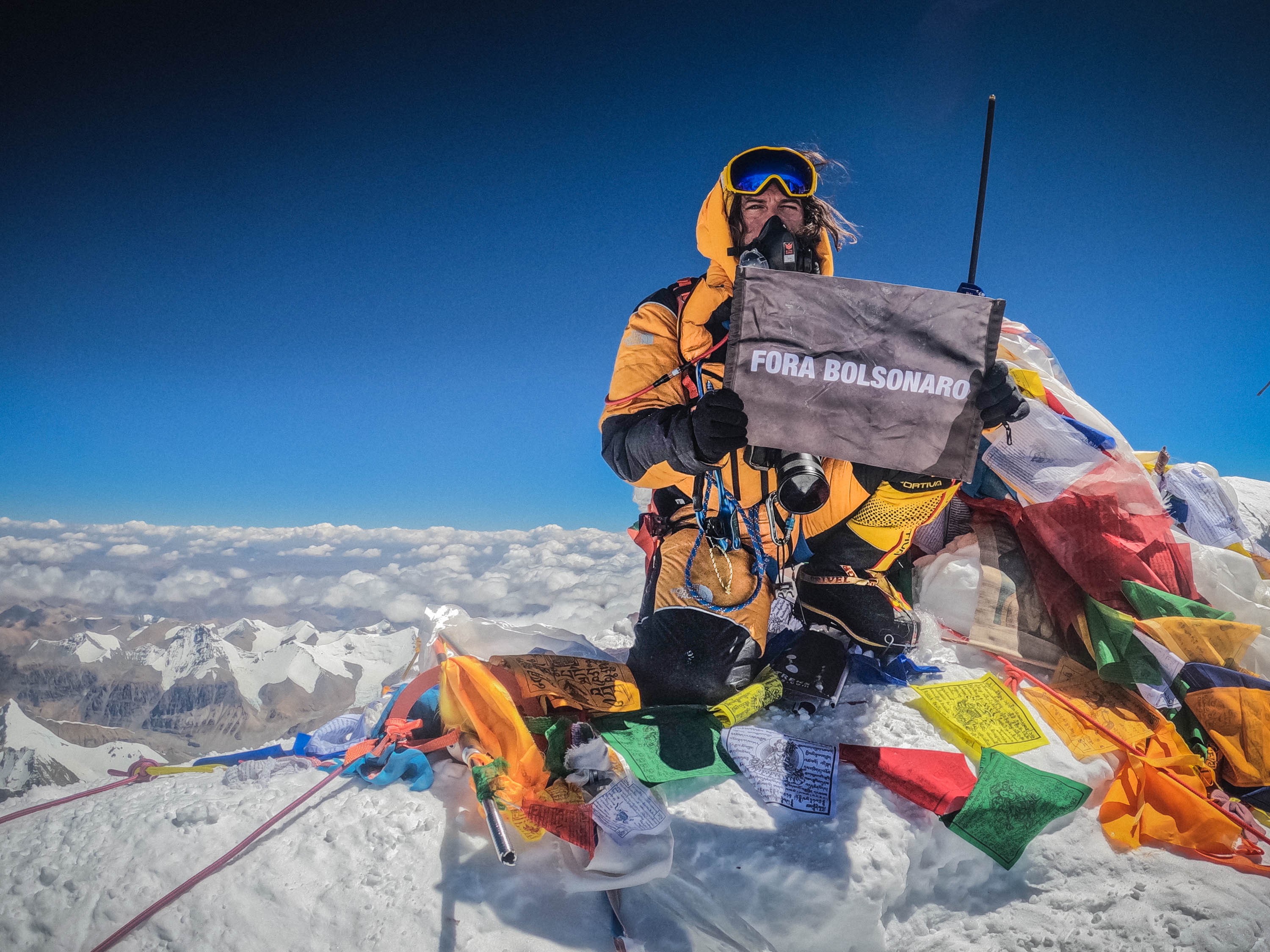 Fotógrafo brasileiro chega pela 2ª vez ao topo do Everest e viraliza com placa contra governo: 'Fora Bolsonaro'