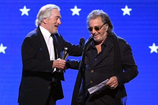 Robert De Niro e Al Pacino no palco do Critics Choice Awards 2020 recebendo o prêmio de Melhor Elenco vencido por O Irlandês (2020) (Foto: Getty Images)