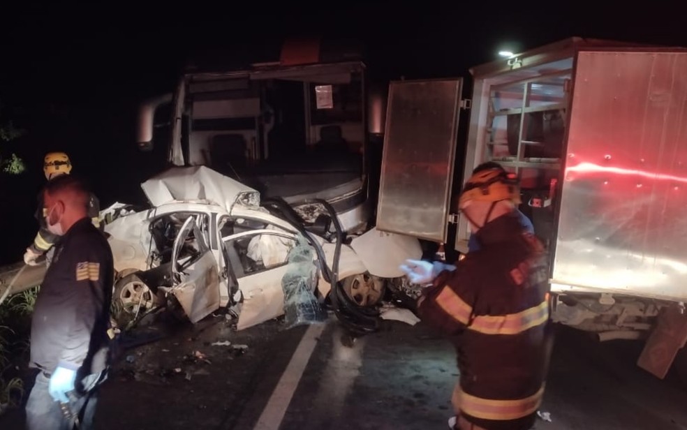 Carro fica destruído após acidente com ônibus na BR-020, em Goiás — Foto: Divulgação/Corpo de Bombeiros