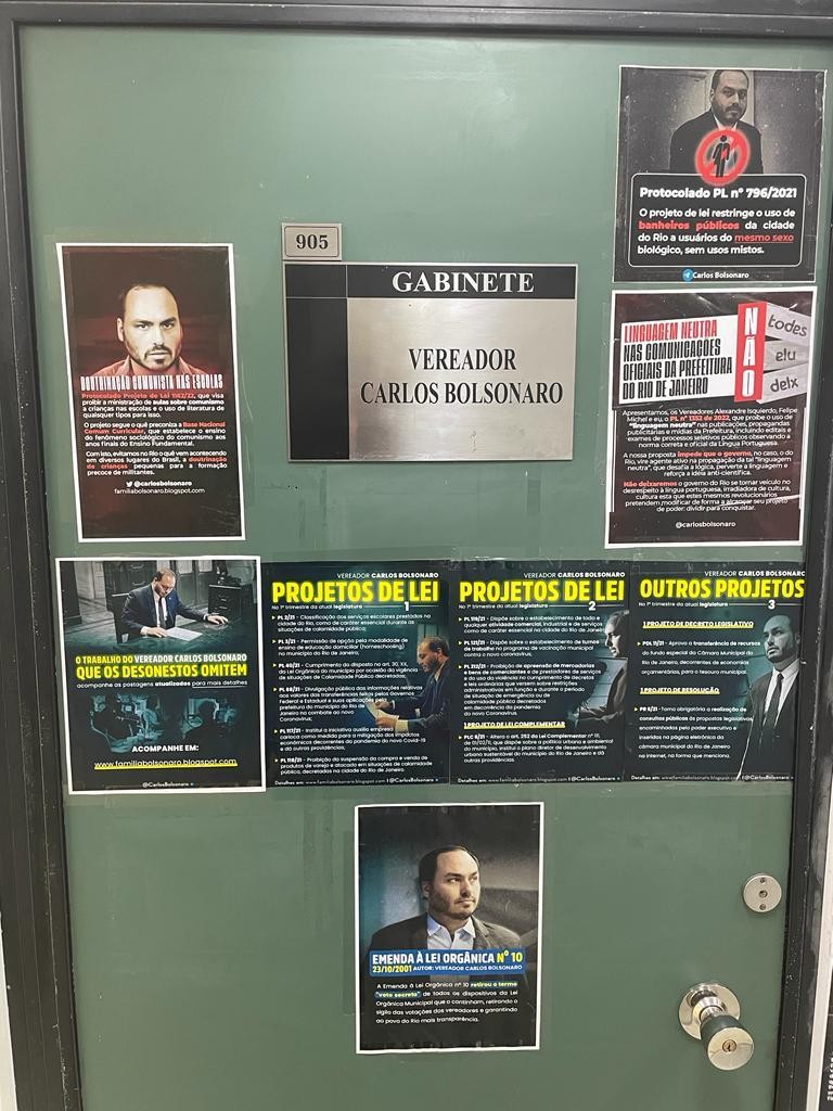 Carlos Bolsonaro faz 'autopromoção' em porta de gabinete — Foto: O Globo