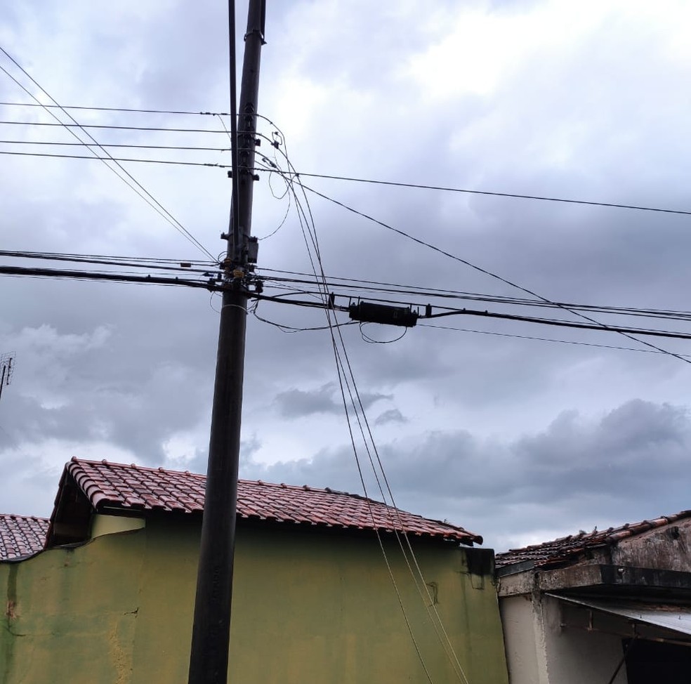 Fios caíram durante a chuva em Ibitinga  — Foto: Corpo de Bombeiros / Divulgação 