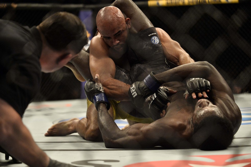 Randy Brown finalizou Warlley Alves no UFC São Paulo — Foto: Marcos Ribolli