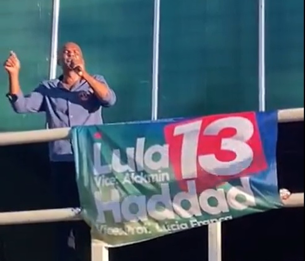 O ex-vereador Zezinho do PT fazendo campanha para Lula e Haddad no último dia 19 de outubro em Jandira, na Grande SP, no alto de um carro de som. — Foto: Reprodução/Facebook