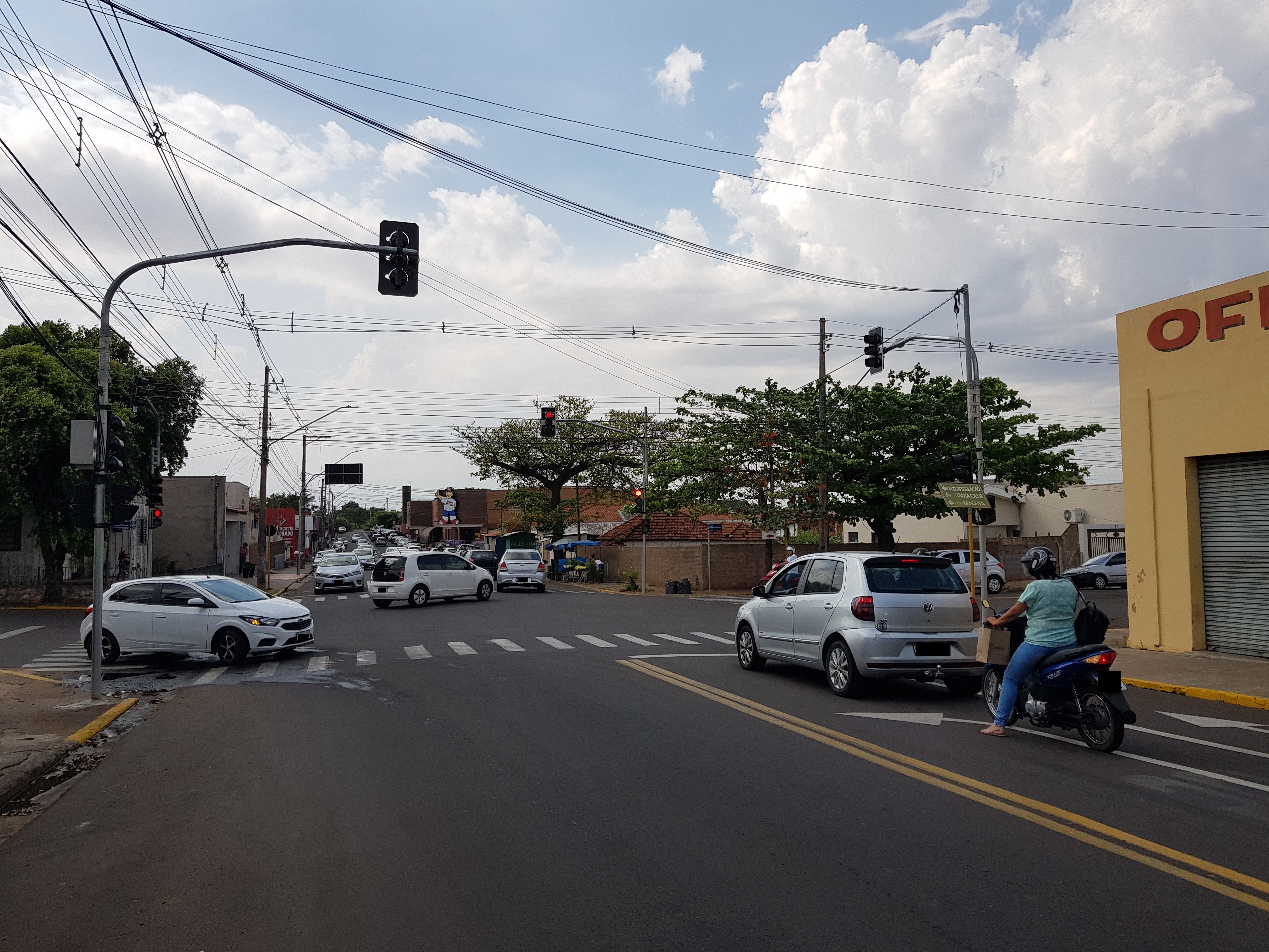 Semáforos começam a funcionar em cruzamento no Centro de Presidente Venceslau