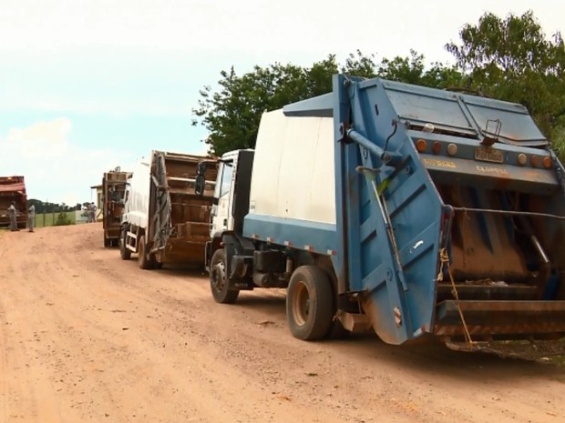 Caminhões ficaram parados na porta do aterro sanitário em Pouso Alegre (Foto: Reprodução EPTV)