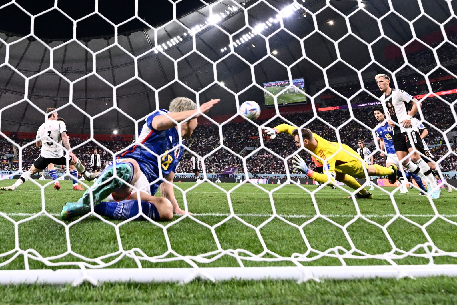 Japão marca gol de empate sobre o goleiro alemão, Manuel Neuer — Foto: Jewel SAMAD / AFP