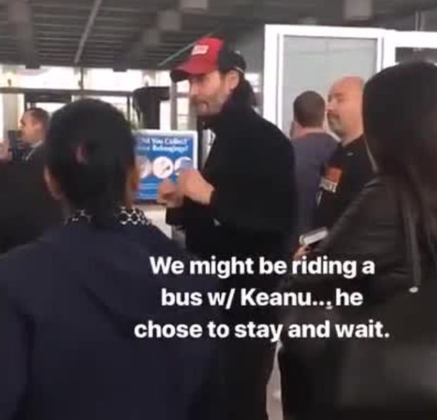 O flagrante feito por um fã mostrando o ator Keanu Reeves pegando um ônibus após o avião no qual ele estava precisar fazer um pouso de emergência no interior da Califórnia (Foto: Instagram)