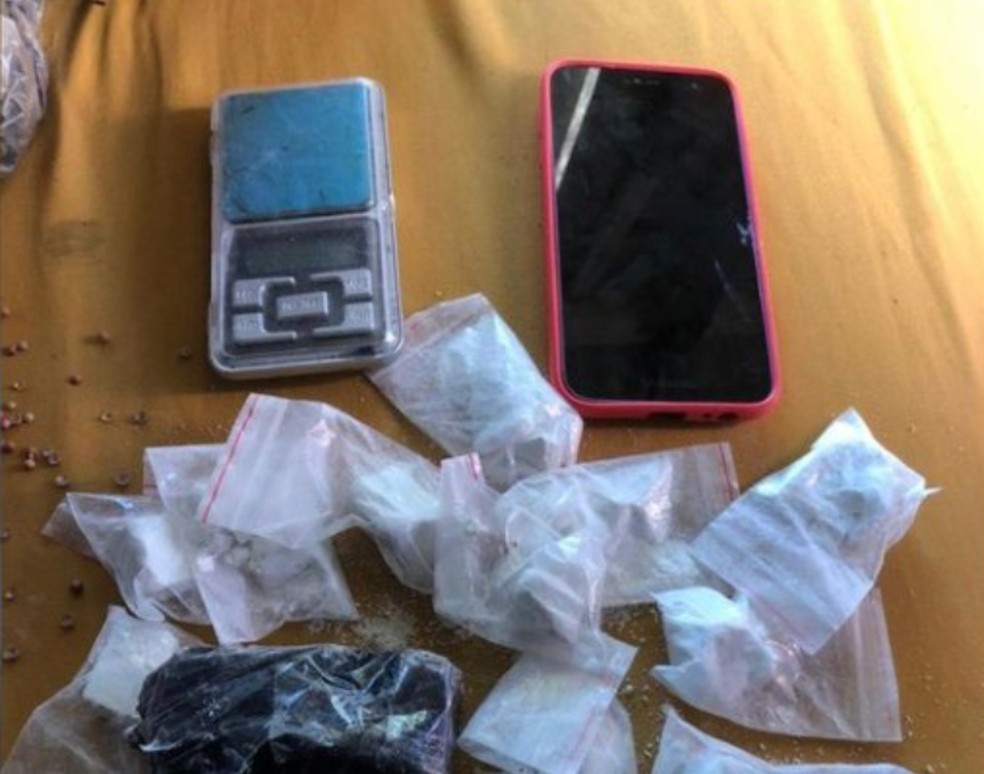 220g de drogas também foram apreendidas durante a operação — Foto: Centro de Inteligência da Polícia Militar