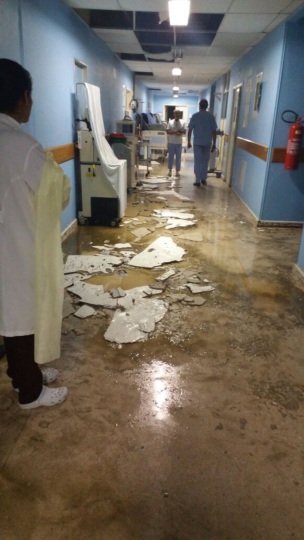 Funcionários registraram parte do teto que desabou no CTI do 13º andar do hospital (Foto: Reprodução/ Redes Sociais)
