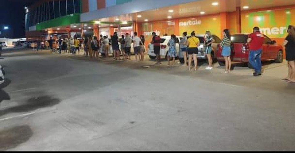 Acreanos lotaram supermercados na noite desta sexta-feira (12) para garantirem as compras do fim de semana — Foto: Reprodução/Rede Amazônica Acre