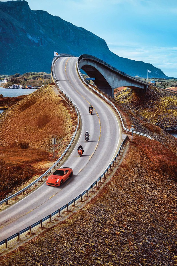 Three bikers on motorcycles. Atlantic Ocean Road or the Atlantic Road (Atlanterhavsveien) been awarded the title as "Norwegian Construction of the Century".; Shutterstock ID 691677304; PO: GQ; Job: OUTUBRO 79; Client: PONTE; Other: 01/12/2017 - emissão em (Foto: Shutterstock / Andrey Armyagov)
