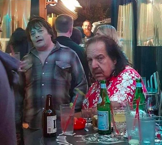 O ator Edward Furlong em uma festa na companhia do ator pornô Ron Jeremy (Foto: Instagram)