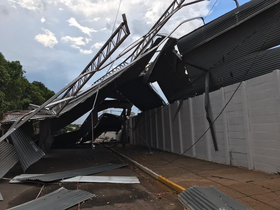 Vendaval derrubou cobertura no Poliesportivo de Adamantina — Foto: Siga Mais/Cedida