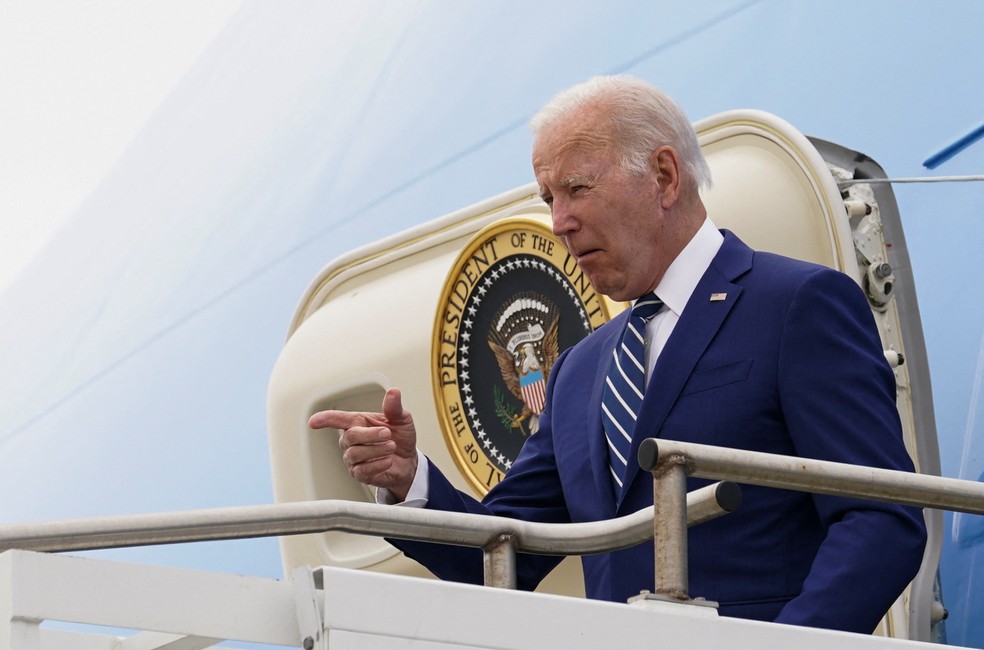 O presidente dos EUA, Joe Biden, desembarca em Los Angeles para a Cúpula das Américas em 8 de junho de 2022 — Foto: REUTERS/Kevin Lamarque