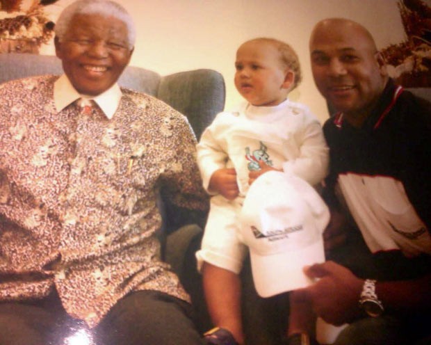 Nelson Mandela com Chester Williams e seu filho pequeno em 2007 (Foto: Arquivo pessoal)